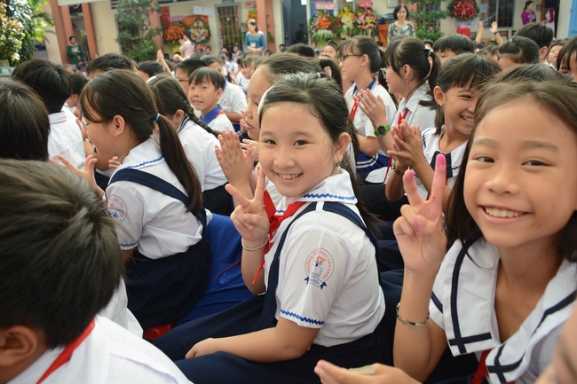 Giving gift portions to pupils on the occasion of Mid-Autumn Festival